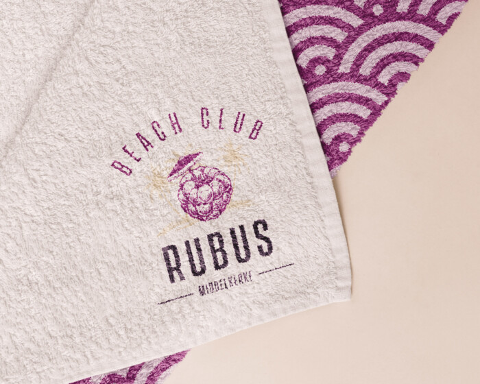 Rubus Beach merch handdoek boogjes